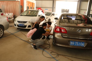 车辆工程系教师党支部先锋队开展“汽车保养与检修”主题党日活动